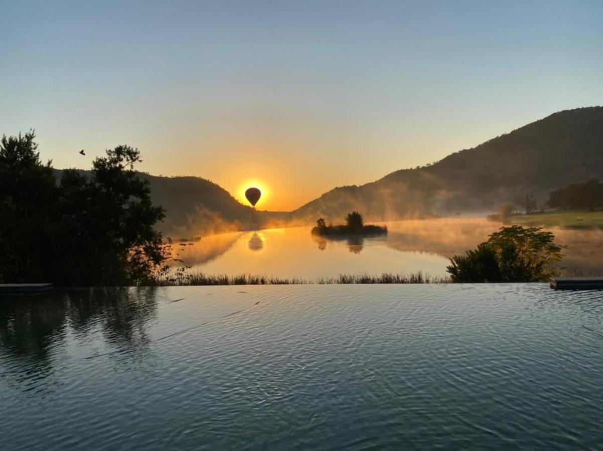 Kloofzicht Lodge & Spa Krugersdorp Exteriör bild Sunrise over the lake