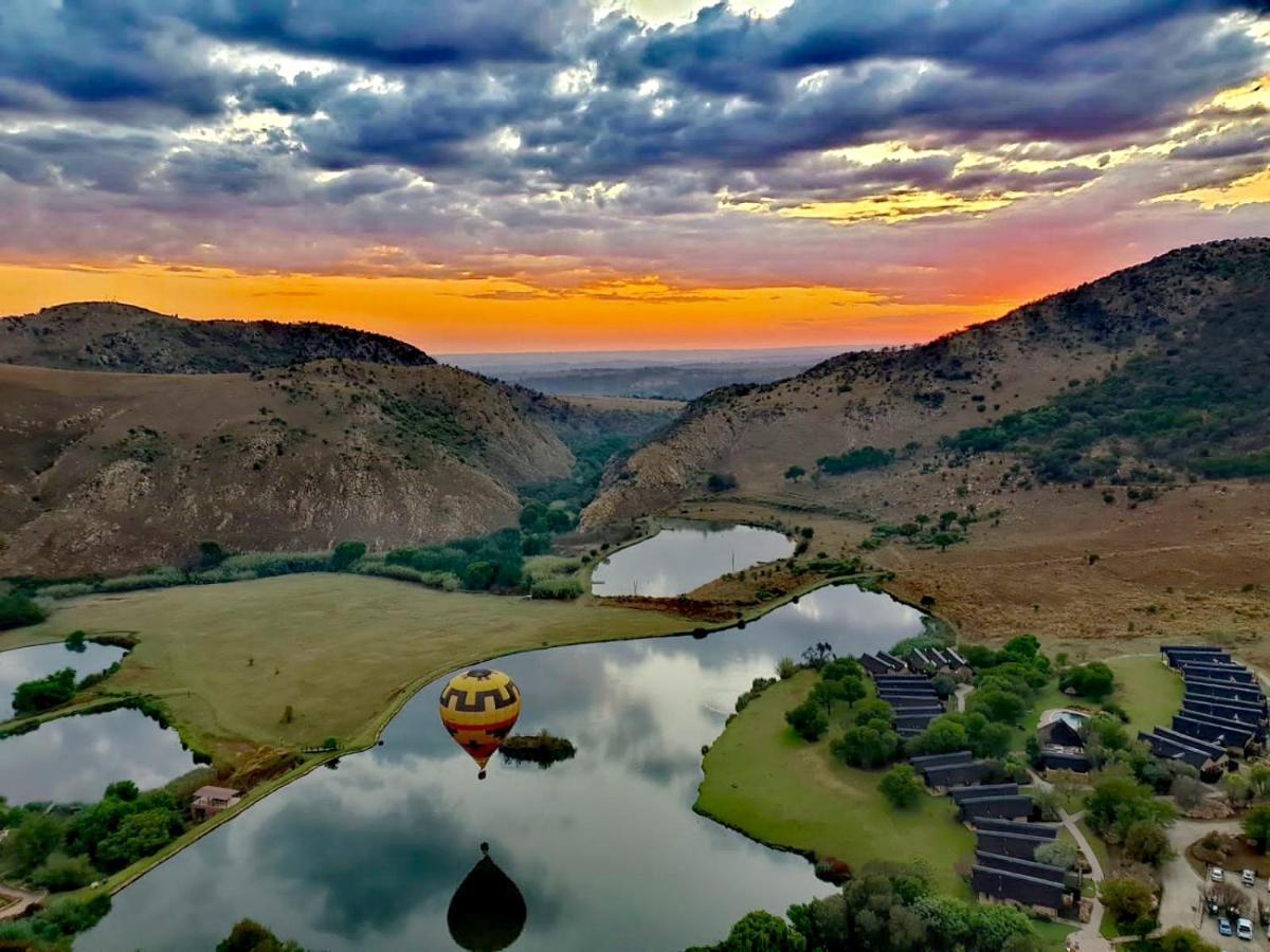 Kloofzicht Lodge & Spa Krugersdorp Exteriör bild Hot air balloon over the San Luis Reservoir