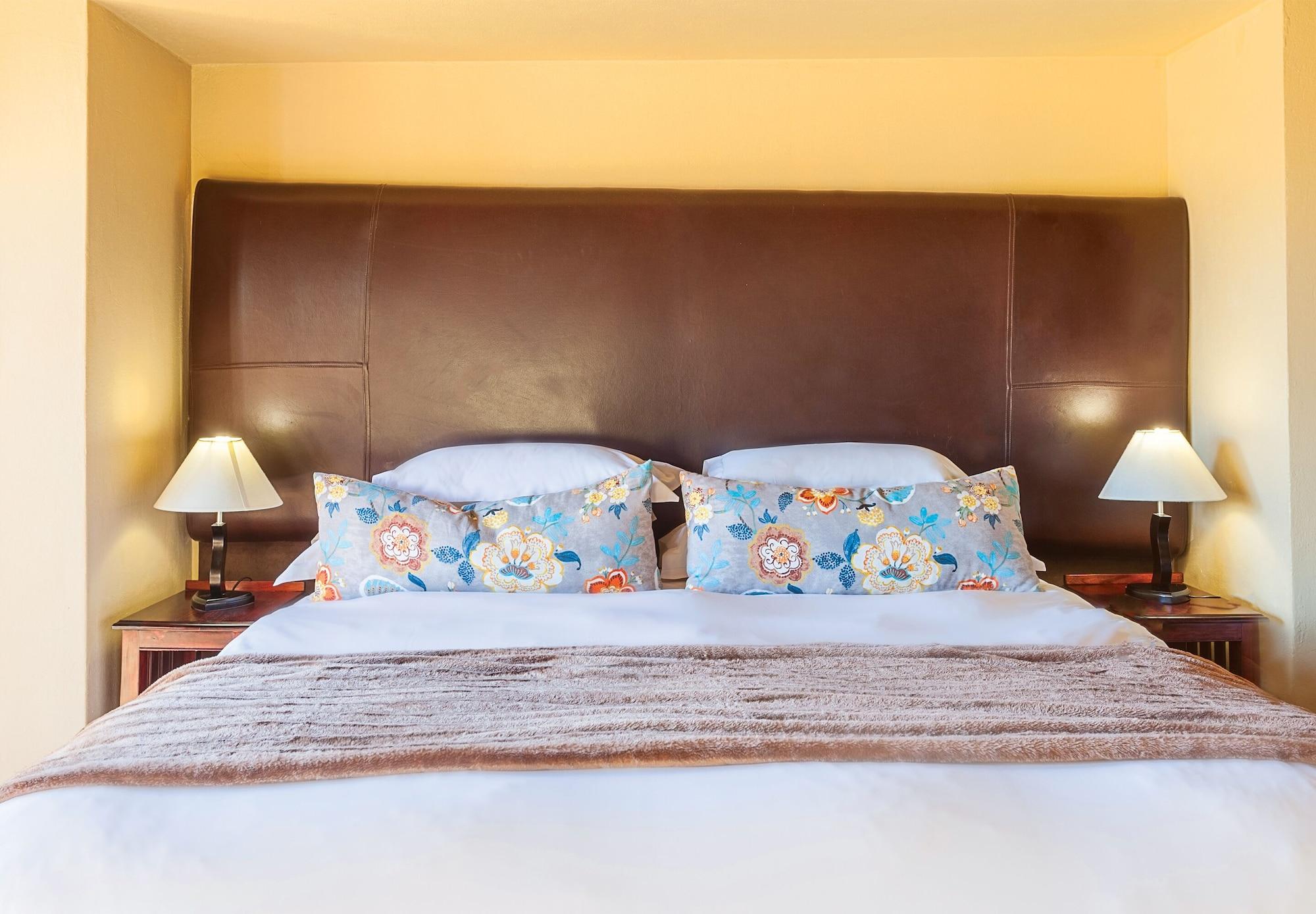 Kloofzicht Lodge & Spa Krugersdorp Exteriör bild A bed with a headboard