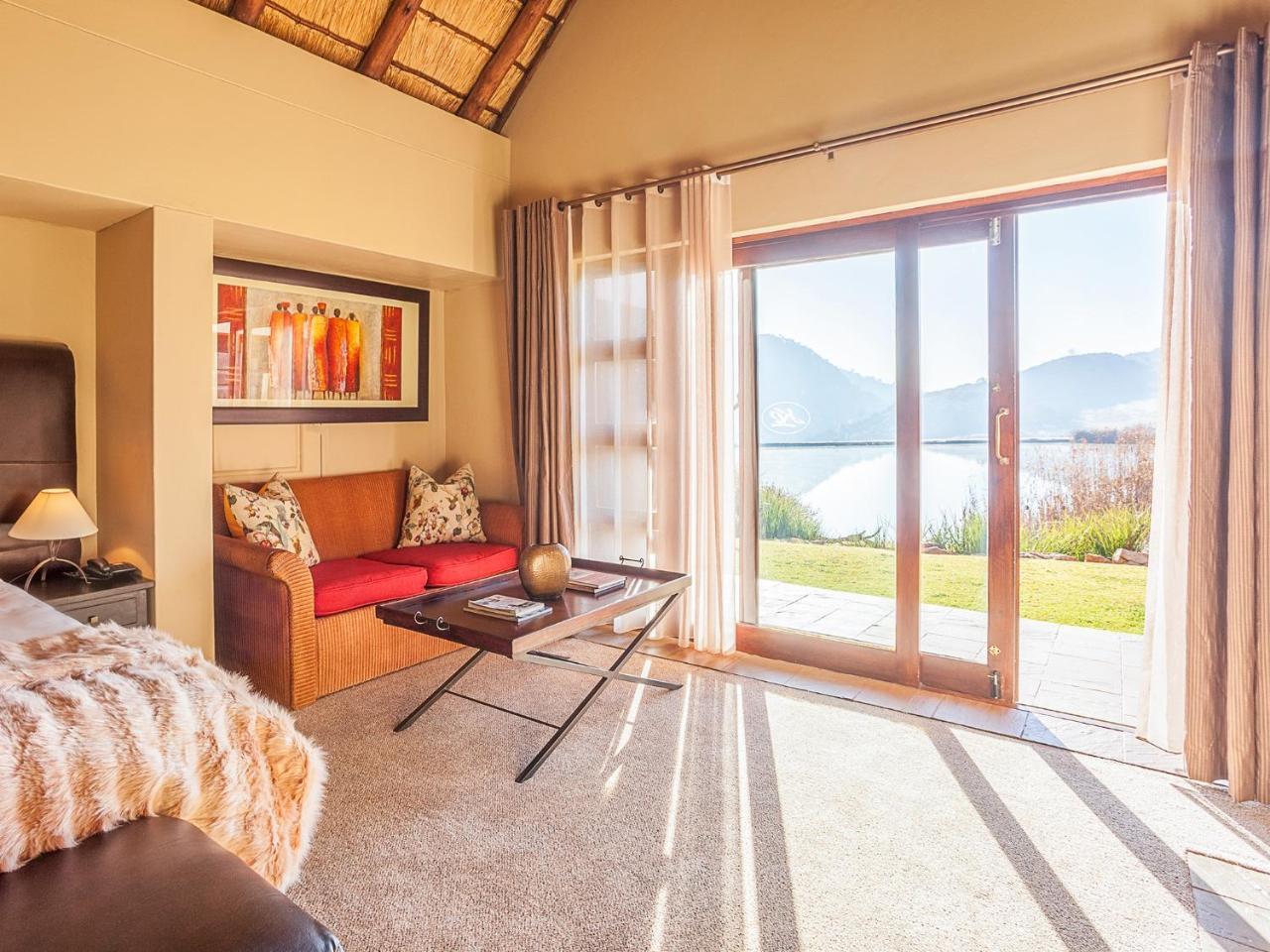 Kloofzicht Lodge & Spa Krugersdorp Exteriör bild A room at the Protea Hotel Sky Villa