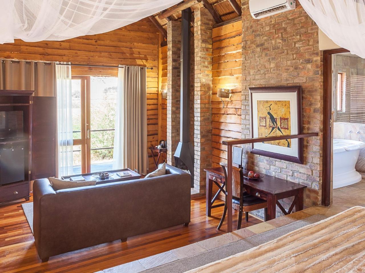 Kloofzicht Lodge & Spa Krugersdorp Exteriör bild Interior of a suite at the lodge