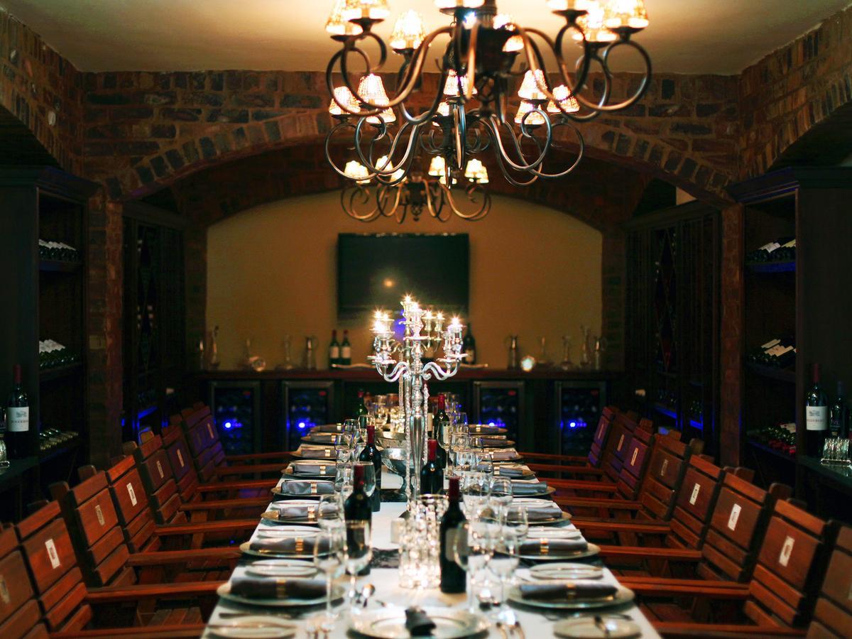Kloofzicht Lodge & Spa Krugersdorp Exteriör bild The wine cellar at the restaurant