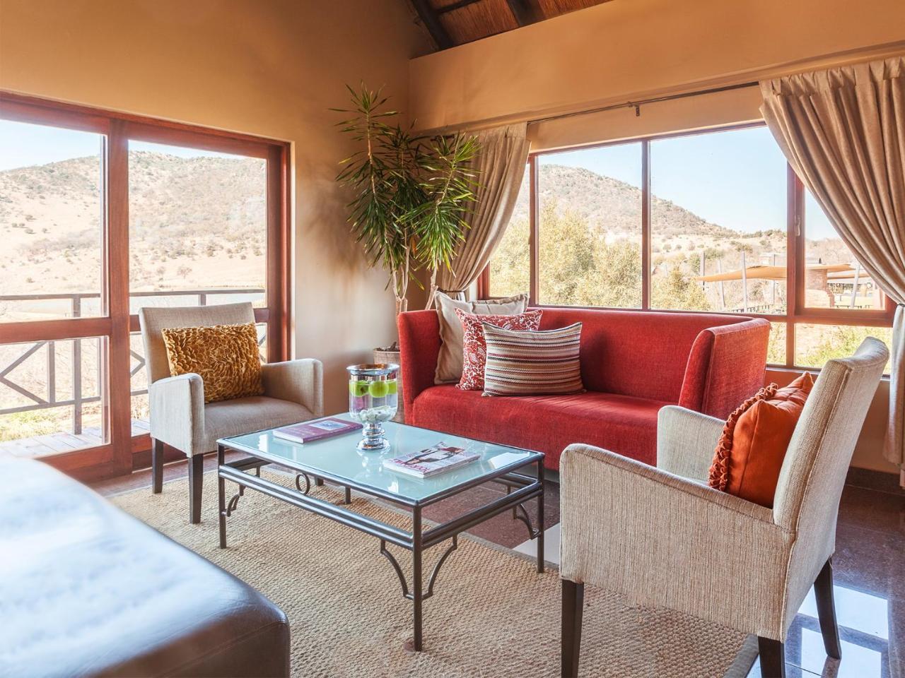 Kloofzicht Lodge & Spa Krugersdorp Exteriör bild A living room at the Inn at Eagle Mountain