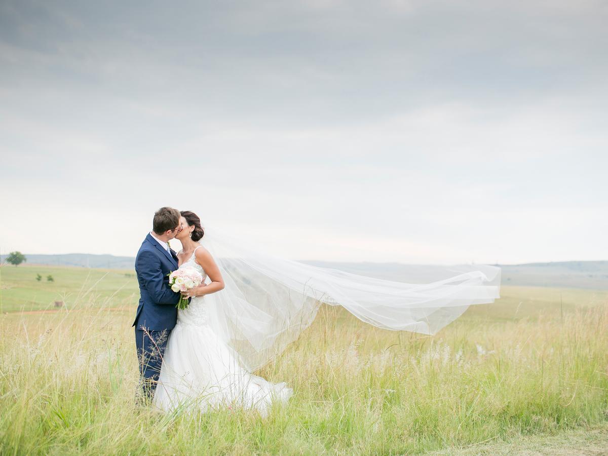 Kloofzicht Lodge & Spa Krugersdorp Exteriör bild Wedding couple