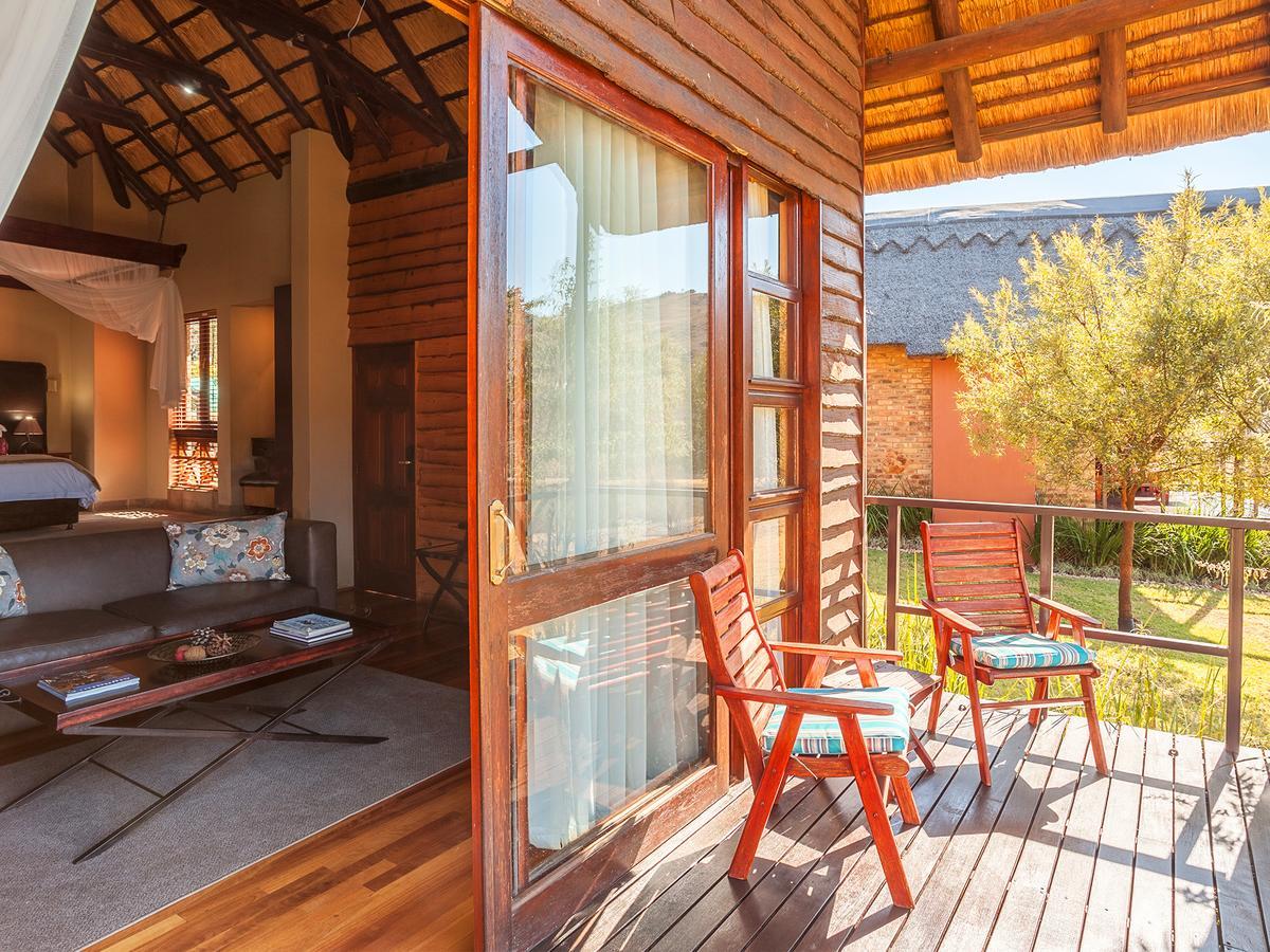 Kloofzicht Lodge & Spa Krugersdorp Exteriör bild A view of the interior of a suite at the resort