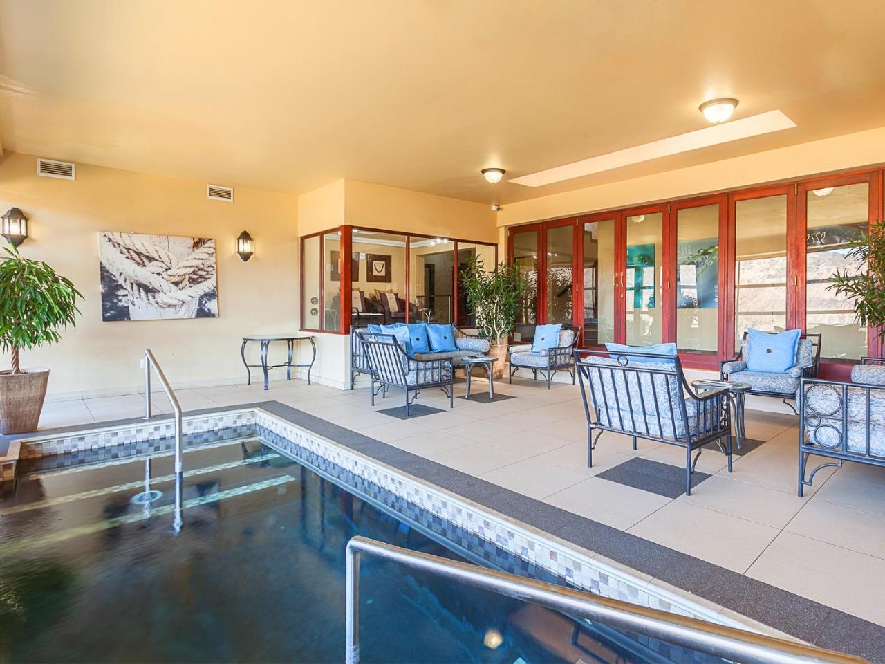 Kloofzicht Lodge & Spa Krugersdorp Exteriör bild The pool at the 1010 Chestnut Street clubhouse